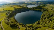 Die Maar-Seen in der Eifel sind Krater ehemaliger Vulkane und zeugen von einer explosiven Vergangenheit. Heute sind sie das Markenzeichen der Vulkaneifel und werden auch als "Die Augen der Eifel" bezeichnet.