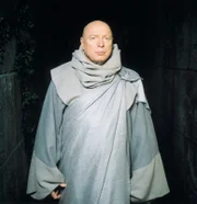 Als Sam, Daniel und O'Neill in den Weiten des Alls verschwunden gehen, schickt General Hammond (Don S. Davis) sechs Team los, um SG-1 zu finden ...