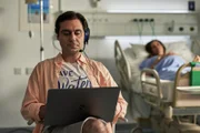 Usman (Sargon Yelda) kann selbst im Krankenhaus bei seiner Frau Zara (Noush Skaugen) das Spielen nicht lassen.