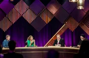 In „FAKING BAD – Besser als die Wahrheit“ lädt Moderator und Gastgeber Oliver Kalkofe (2.v.r.) zum großen Lügen ein. Hier mit seinen Gästen: v.l.n.r. Michael Kessler, Laura Karasek und Torsten Sträter.