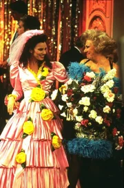 Ganz überstürzt heiratet Fran (Fran Drescher, l.) ihren Ex-Liebhaber Danny. Ihre Mutter Sylvia (Renée Taylor, r.) sieht ihren Traum von Enkelkindern zum Greifen nahe ...
