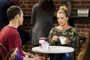 Penny (Kaley Cuoco, r.) versucht Sheldon (Jim Parsons, l.) ins Gewissen zu reden, damit der bloß nicht wieder bei ihr und Leonard einzieht ...