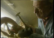 Drechslermeister Hans Moosrainer ist seinem Handwerk 60 Jahre lang treu geblieben - letzte Handgriffe beim Fertigen eines Spinnrads 1995.