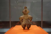 Shakokidogu-Tonfigur aus der Jyomon-Zeit, Artefakte im Nationalmuseum, Tokio, Japan.