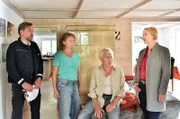Dunkles Familiengeheimnis? Nele (Floriane Daniel, r.) und Andreas Rambach (Ole Puppe, l.) befragen Jeanette Küblinger (Natalie Hünig, 2.v.l.) und Wilhelm Küblinger (Ulrich Kinalzik, 2.v.r.).