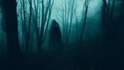 Ein übernatürliches Konzept. Ein Geist mit glühenden Augen, der über dem Boden schwebt. In einem gespenstischen, nächtlichen Winterwald