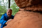 Colin Devey betrachtet den roten Sandstein, der in der Pfalz allgegenwärtig ist.