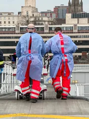 Steve und Gav gehen auf einer Trage auf dem Dach des LGI.