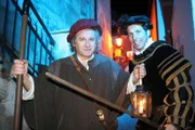 Willi mit Nachtwächter Bernhard Hübl in Kallmünz. Von ihm erfährt er, wie das Leben im Mittelalter war.