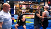 Im Boxclub wird Malte permanent von einem anderen Boxer provoziert. Er versucht, ruhig zu bleiben, doch innerlich kocht er. Als die Situation zu eskalieren droht, geht Indira dazwischen und macht eine Ansage. Malte ist schwer beeindruckt?