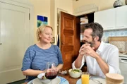 Verliebt: Nele (Floriane Daniel, l.) und Adrian Aubry (Martin Rapold, r.) beim Essen.