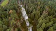Der Bayerische Pfahl ist eine rätselhafte geologische Formation, die sich über 150 Kilometer durch die Landschaft erstreckt. Früher haben die Menschen die hoch aufragenden hellen Felsen auch "Teufelsmauer" genannt.