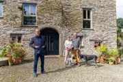 Kevin McCloud (l.) mit Leigh und Richard  +++