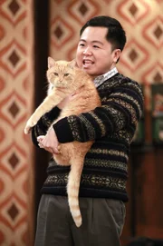 Noch ahnt Han (Matthew Moy) nicht, dass die Katze von Max und Caroline ein Geheimnis hütet ...