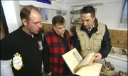 Seit über 20 Jahren versucht sich Gerd (67) als Flohmarkthändler â€“ leider nicht sehr erfolgreich. So macht er eher selten Gewinn und über die Jahre haben sich Unmengen Trödel auf dem Dachboden, im Keller und in der Garage angesammelt. Sein Sohn Andreas hat beschlossen, ihm unter die Arme zu greifen, ruft in seiner Ratlosigkeit aber lieber den Trödelprofi Mauro (re.) zur Hilfe
