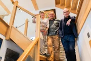 Kevin McCloud (r.) mit Leigh und Richard  +++