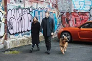 L-R: Sarah Truong (Mayko Nguyen), Detektiv Charlie Hudson (John Reardon) und Rex (Diesel vom Burgimwald)