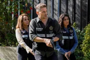 V.l.: Maxine Roby (Paula Newsome), Josh Folsom (Matt Lauria) und Allie Rajan (Mandeep Dhillon)  +++