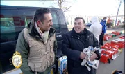 Trödelexperte Mauro (li.) und Gerd (67) auf dem Flohmarkt