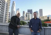 Während es Deeks mit seinem offenbar korrupten Ex-Boss aufnehmen muss, sind Sam (LL Cool J, l.) und Callen (Chris O'Donnell, r.) auf der Suche nach weiteren schwarzen Schafen in der LAPD ...