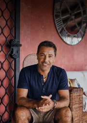 Artwork zu der Serie "Ginos Italien - Essen wie bei Mamma" mit Gino D'Acampo.
