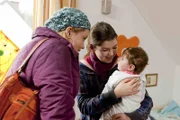 Stefanie Kemper (Emma Grimm, M.) wendet sich Hilfe suchend an Danni (Annette Frier, l.), denn man will ihr ihre kleine Tochter Lilly wegnehmen. Danni, die sich momentan selbst damit auseinandersetzten muss, möglicherweise schwanger zu sein - steht dem Mädchen bei ...