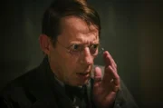 Babylon Berlin Staffel 3 Folge 11 Erhält zu wenig Aufmerksamkeit: Luc Feit als Ullrich   Copyright: SRF/X Filme Creative Pool GmbH/ARD Degeto Film GmbH/Sky Deutschland/WDR/Beta Film GmbH/Frédéric Batier