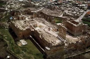 Eine Luftaufnahme der römischen Ruinen von Baalbek (auf Griechisch Heliopolis genannt) und der umliegenden Stadt, Libanon, April 1967.