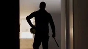 Der Mann steht