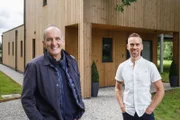 Kevin McCloud (l.) und Danny.  +++