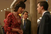 Lois (Jane Kaczmarek, l.) und Hal (Bryan Cranston, M.) bemerken, dass sie gar nicht mehr miteinander reden. Daraufhin beschließt Hal, Malcolm (Frankie Muniz, r.), Dewey und Reese zu versklaven und in der Garage für Lois eine Wohlfühloase zu errichten ...