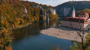 Am Kloster Weltenburg zwängt sich die Donau durch eine Barriere aus harten oberjurassischen Kalksteinen der Frankenalb. Diese berühmte Schlucht ist weithin bekannt als Donaudurchbruch.