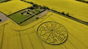 Kornkreis, der auf der "schönsten Formel der Mathematik" beruhen soll, erscheint bei der Wilton Windmill in der Nähe von Marlborough, Wiltshire, Großbritannien