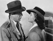 Der amerikanische Schauspieler Humphrey Bogart und die schwedische Schauspielerin Ingrid Bergman am Set von Casablanca unter der Regie von Michael Curtiz.
