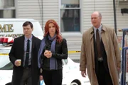 Als auf einer Baustelle ein junger Stahlbaumonteur ermordet aufgefunden wird, beginnen Carrie (Poppy Montgomery, M.), Roe (Kevin Rankin, l.) und Mike (Michael  Gaston, r.) sofort mit den Ermittlungen ...