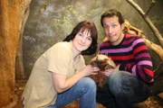 Willi und Astrid Parys mit einem Gürteltier im Grzimek-Haus des Frankfurter Zoos. Von ihr erfährt er, dass Tiere einen anderen Schlafrhythmus haben, deswegen sind manche nachts aktiv und schlafen am Tag.