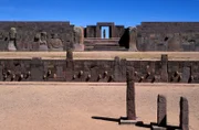 Eingang nach Kalasasaya mit Ponce-Monolith vom halbunterirdischen Tempel, Tiahuanaco, Bolivien