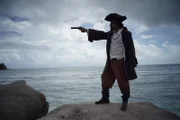 In einer Nachstellung richtet La Buse seine Waffe auf das Piratenparadies des Indischen Ozeans.
