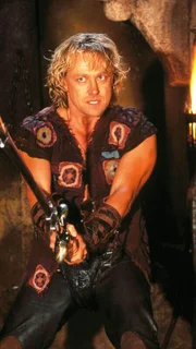 Iolaus (Michael Hurst), Hercules' bester Freund und Weggefährte, begleitet Hercules zu dessen todkranker Mutter. Der Besuch ruft düstere Erinnerungen hervor...