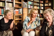 Mechthild (Diana Körner, M.) ermittelt auf eigne Faust. Doch Ursula Wiesel (Cordula Trantow, l.) und Gertraud Bergmann (Grit Böttcher, r.) trauen ihr nicht über den Weg.