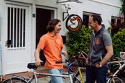 Till (Marinus Hohmann, links) freut sich, als Mike (Harry Blank, rechts) ihm anbietet, in der Fahrradwerkstatt auszuhelfen.