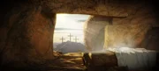 Kreuzigung und Auferstehung. Er ist auferstanden. Leeres Grab von Jesus mit Kreuzen im Hintergrund und filmischer Beleuchtung. Ostern oder Auferstehung