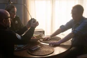 Ermittler der Polizei mit Thomas Michael Dixon (Brian Russell, r.)