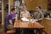 "The Big Bang Theory", "Es waren doch nur Küsse." Ausgerechnet an ihrem fünften Jahrestag verhält sich Sheldon gegenüber Amy sehr unaufmerksam. Während sie sich küssen, überlegt er, ob er sich eine neue Serie im Fernsehen ansehen soll. Irritiert zieht Amy die Konsequenzen. Raj lernt Emily von einer Seite her kennen, die ihm gar nicht behagt. Derweil beschließen Leonard und Penny spontan, in Las Vegas zu heiraten. Die romantische Stimmung zwischen den beiden verfliegt, als Leonard reinen Tisch macht und ein pikantes Geheimnis preisgibt.Im Bild (v.li.): Jim Parsons (Sheldon Cooper), Kaley Cuoco-Sweeting (Penny), Johnny Galecki (Leonard Hofstadter).