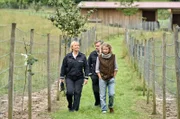 Ermittlungen auf der Straußenfarm: Nele (Floriane Daniel, l.) und Andreas Rambach (Ole Puppe, M.) befragen Jeanette Küblinger (Natalie Hünig, r.).
