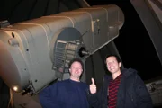 Willi (rechts) mit dem Sternenforscher Eike Günther von der Landessternwarte in Tautenburg bei Jena, wo das größte Spiegelteleskop Deutschlands steht. Willi darf einen Blick aufs den Mond werfen!