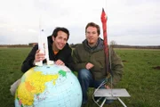Willi (links) und der Raumfahrtexperte und Raketenbauer Matthias Raif von der Technischen Universität in Garching bei München. Matthias hat das Modell einer Ariane-5-Rakete mitgebracht.