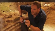 Josh bewundert die Ruinen des Claudius-Tempels, den Boudica und ihre Armee in Colchester, England, zerstört und die Bewohner getötet haben.