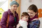 L-R: Danni (Annette Frier) and Stefanie Kemper (Emma Grimm)