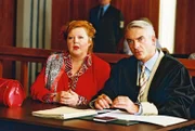 Felix (Christoph M. Ohrt, r.) vertritt die kranke Sandra im Fall Regina Panowski (Franziska Trögner, l.). Sie ist Therapeutin und hat dem Rentner Bernd Bichler Viagra verschrieben. Nun fühlt sich dessen Frau Annemarie ständig bedrängt und klagt gegen die Therapeutin.